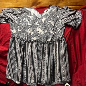 Elegant Monochrome Women's Tunic